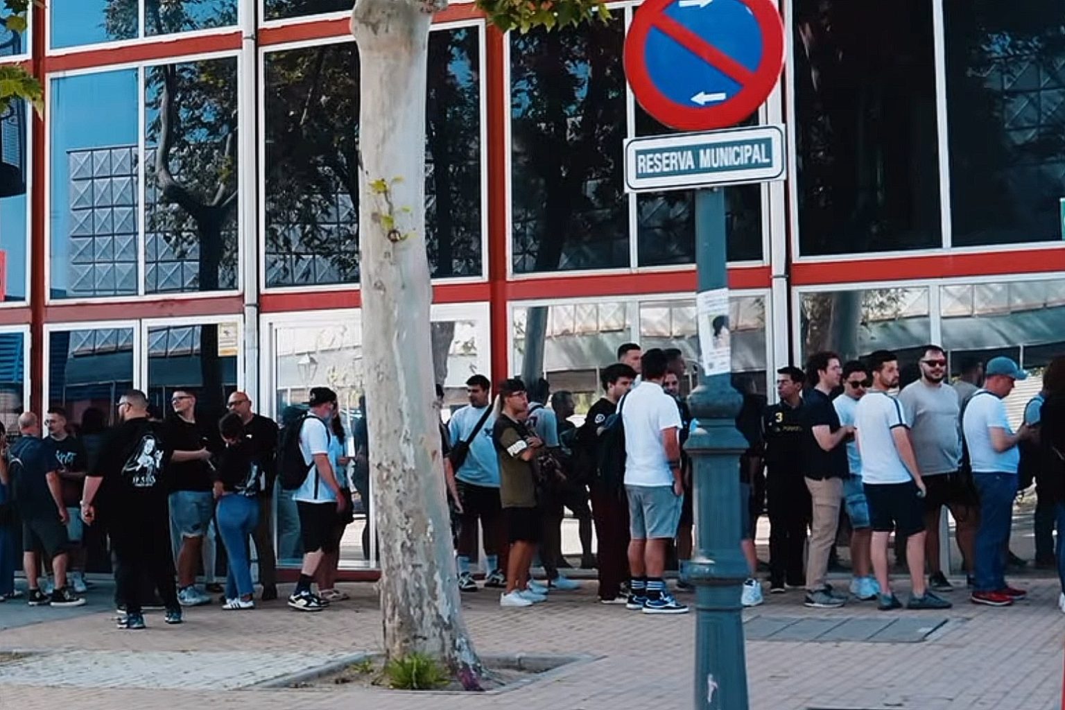 VAPEXPO MADRID Crwoed outside