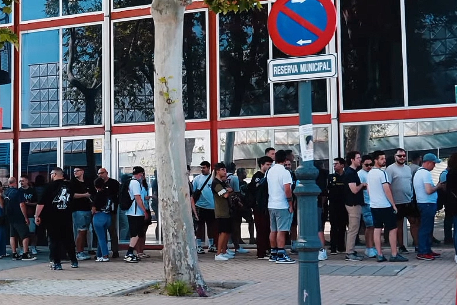 VAPEXPO MADRID Crwoed outside