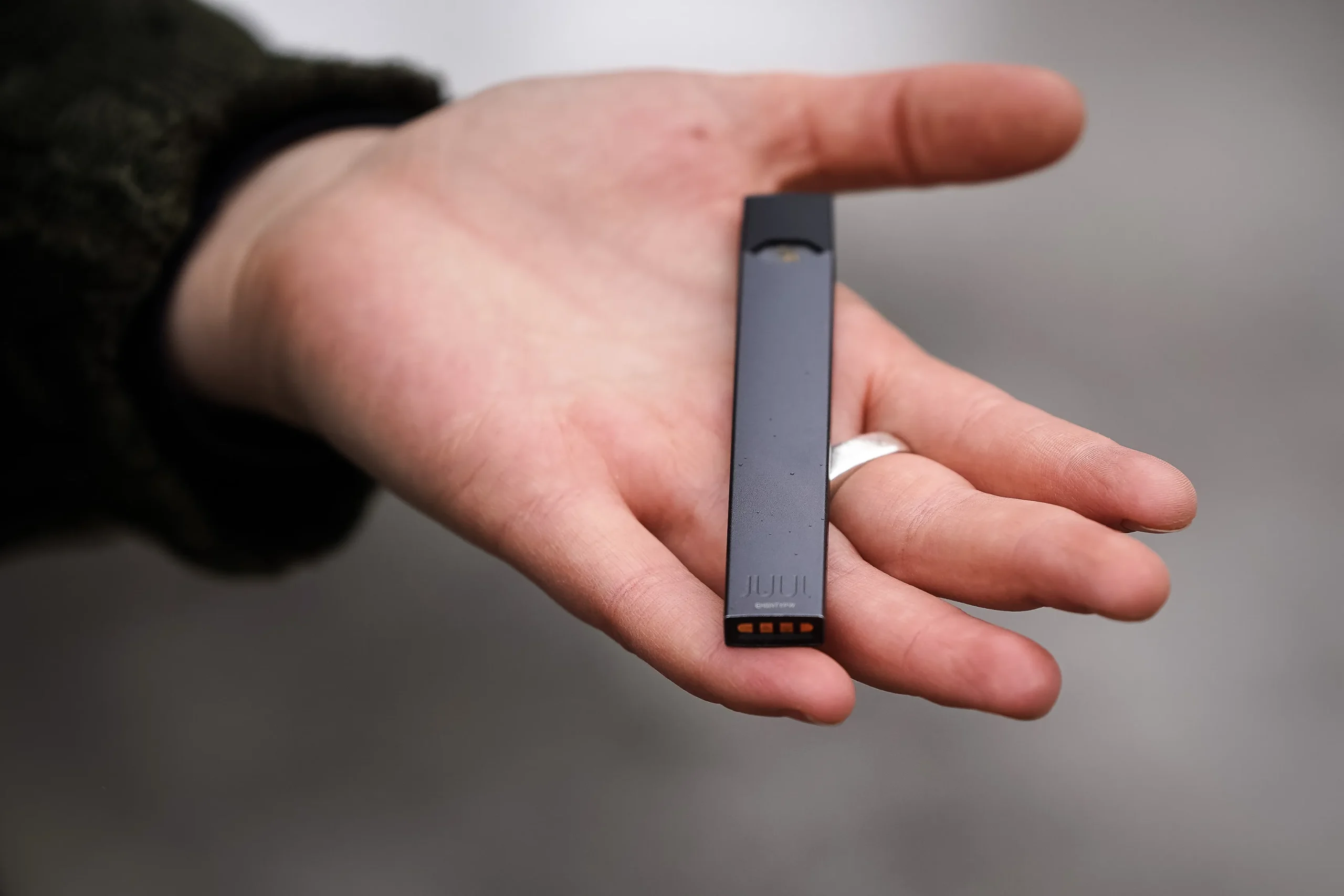 juul in the hand