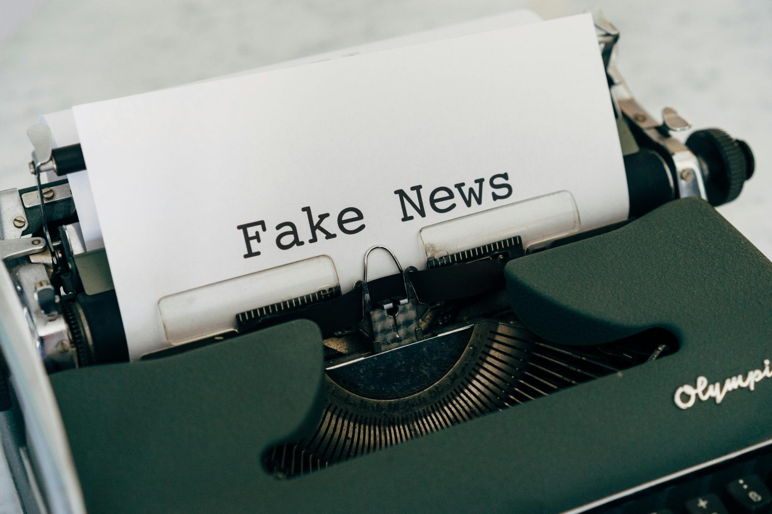 Fake News Typwriter